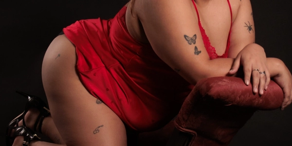 Celebrating Valentine’s Boudoir: A Stunning Session with Plus-Size Model Ari